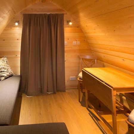 Buttercup Glamping Pod Hotel Cheltenham Bagian luar foto