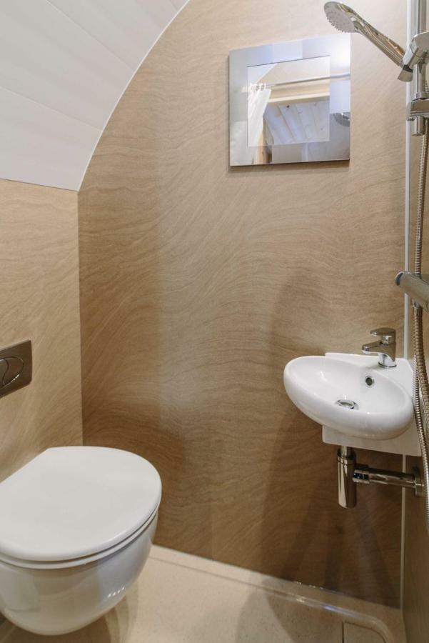Buttercup Glamping Pod Hotel Cheltenham Bagian luar foto